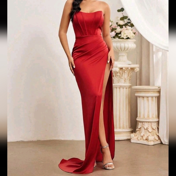 Elegant And Simple Strapless Handmade Fishbone And Decorative Strips Accented - Picture 1 of 4